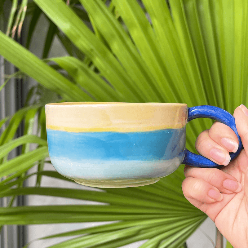 Handgefertigte Keramiktasse mit individueller Haustierfigur – ästhetisch