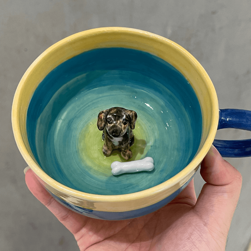 Handgefertigte Keramiktasse mit individueller Haustierfigur – ästhetisch
