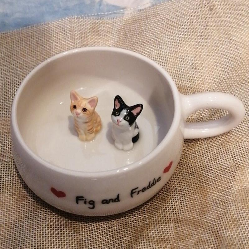 Handgefertigte Keramiktasse mit individueller Haustierfigur – ästhetisch