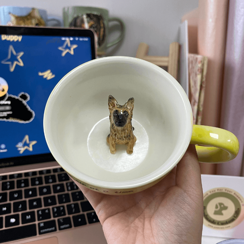 Handgemachte individuelle Haustierfigur in Keramiktasse - Deutscher Schäferhund