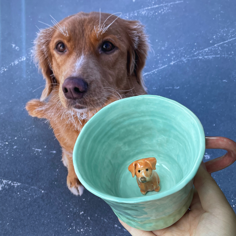 Handgefertigte individuelle Haustierfigur im Keramikbecher-Labrador