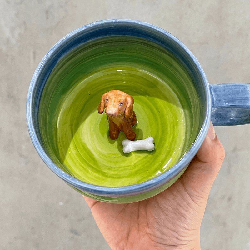 Handgefertigte Keramiktasse mit individueller Haustierfigur – ästhetisch