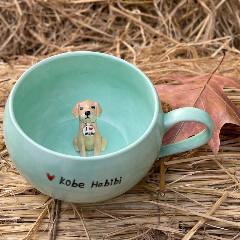 Handgefertigte individuelle Haustierfigur im Keramikbecher-Labrador