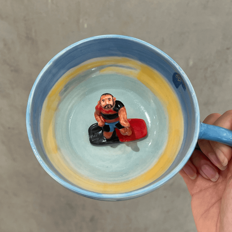 Handgefertigte Keramiktasse mit individueller Haustierfigur – ästhetisch