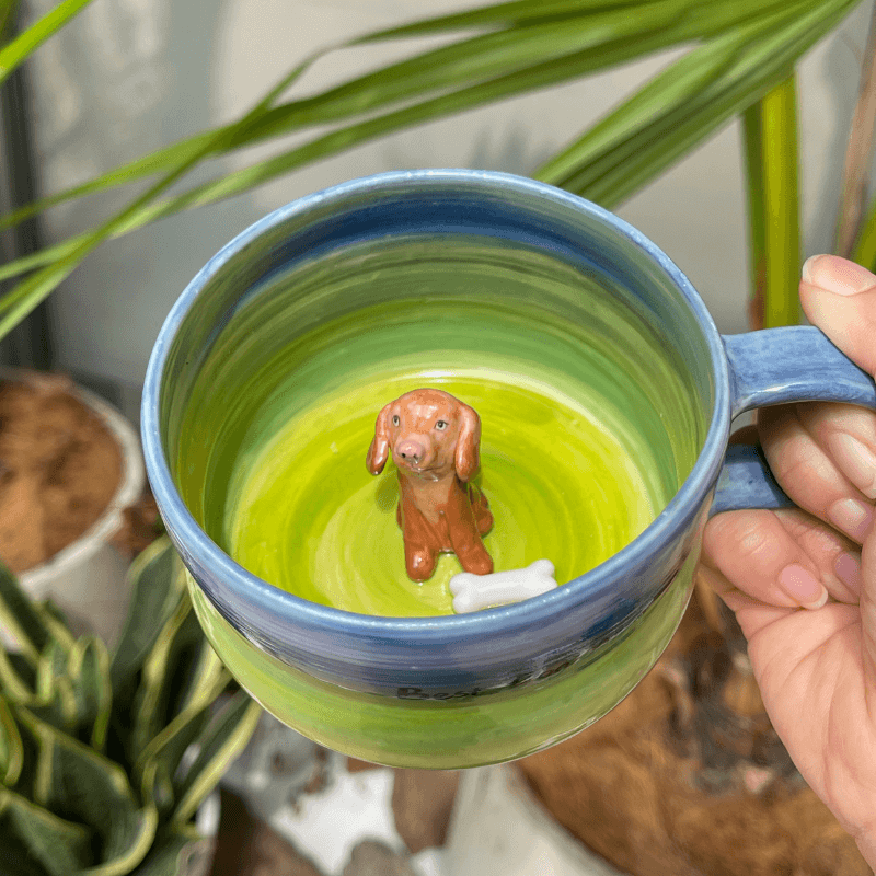 Handgefertigte Keramiktasse mit individueller Haustierfigur – ästhetisch