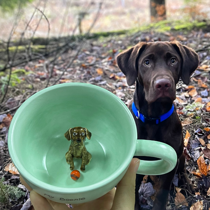 Figurine d’animal de compagnie personnalisée faite à la main à l’intérieur d’une tasse en céramique-Labrador 