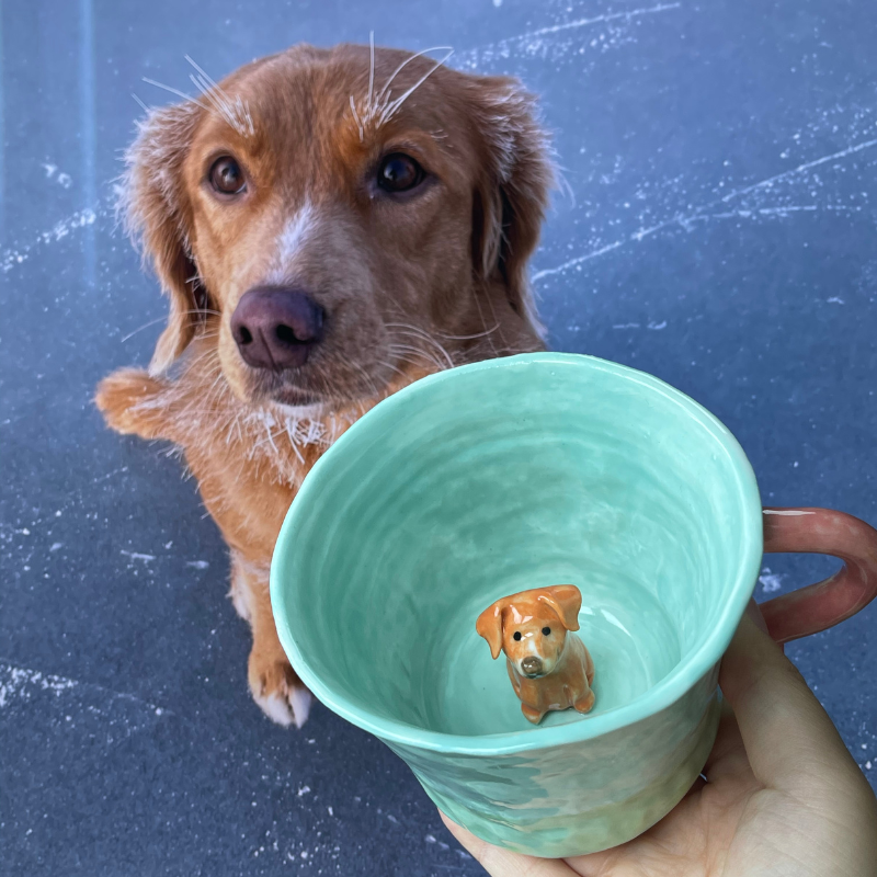 Figurine d’animal de compagnie personnalisée faite à la main à l’intérieur d’une tasse en céramique-Labrador 