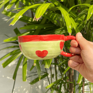 Handgefertigte Keramiktasse mit individueller Haustierfigur – ästhetisch 