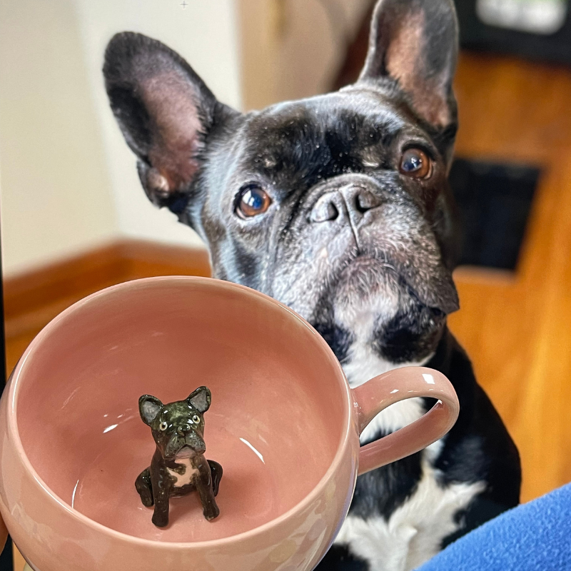 Figurine de carlin personnalisée faite à la main à l’intérieur d’une tasse en céramique 