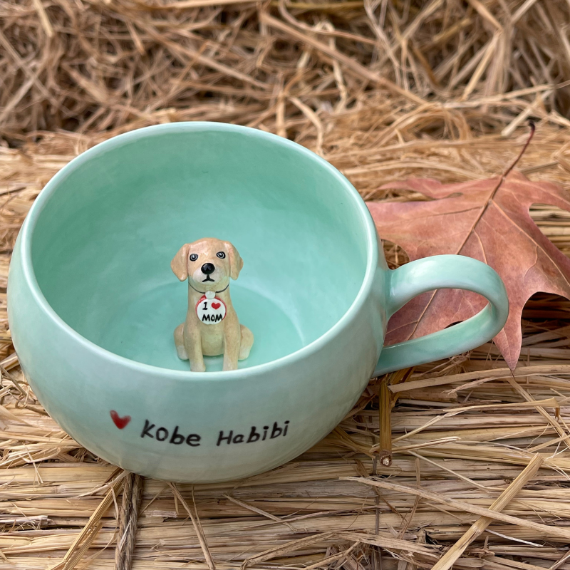 Figurine d’animal de compagnie personnalisée faite à la main à l’intérieur d’une tasse en céramique-Labrador 